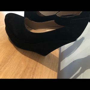 Black wedges